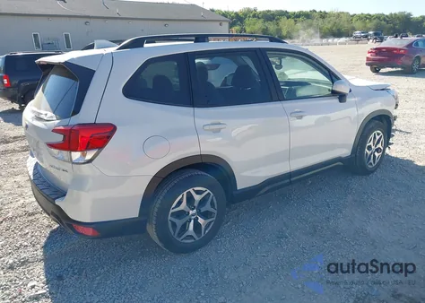 2021 Subaru Forester Premium z USA, uszkodzony, nr VIN JF2SKAFC1MH509971